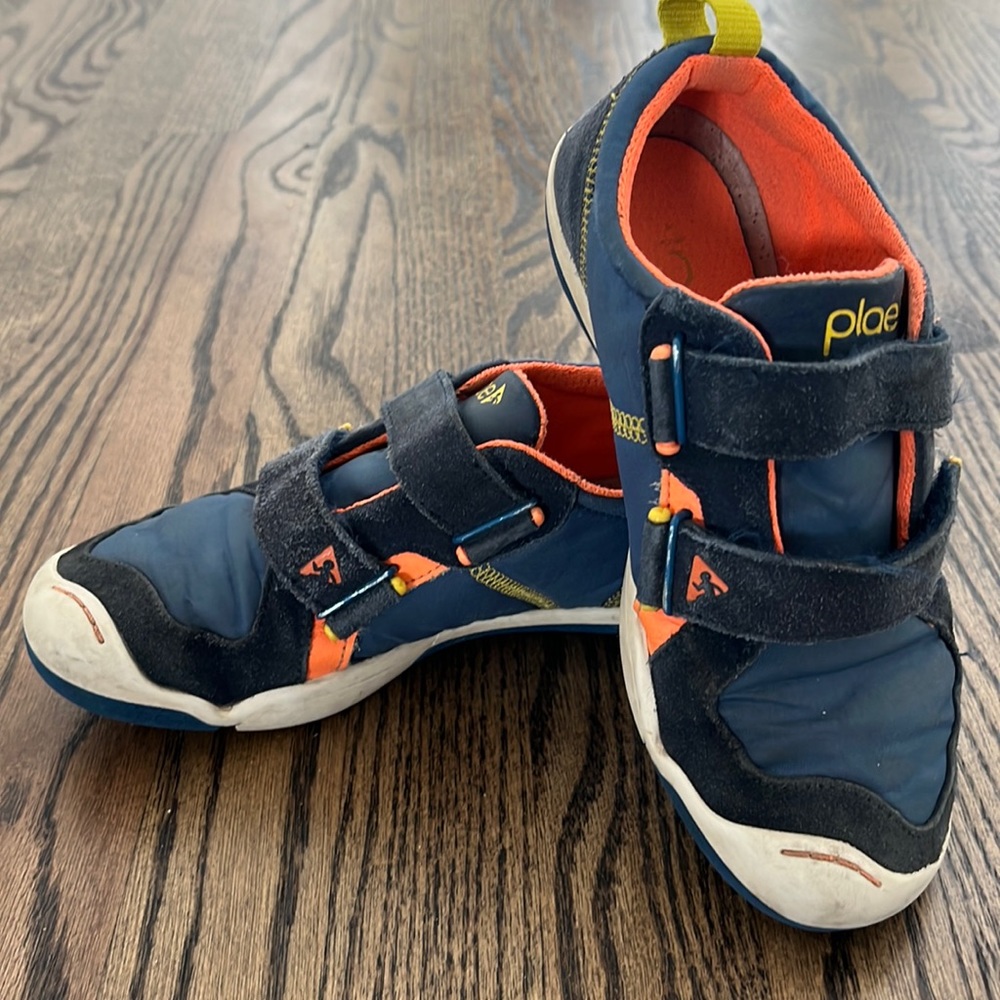 Plae Kids sz 1 Velcro shoes